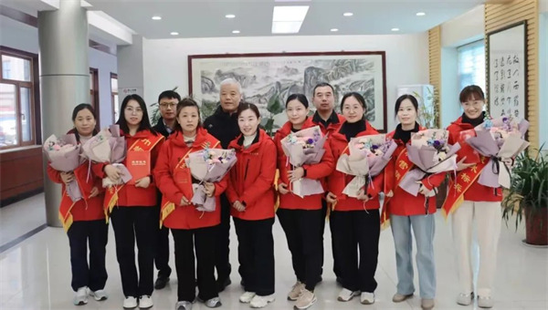 巾帼展风采---AG厅创园召开三八妇女节表彰大会！